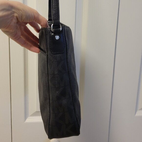 Michael Kors monogram messenger crossbody. EUC - Picture 5 of 16